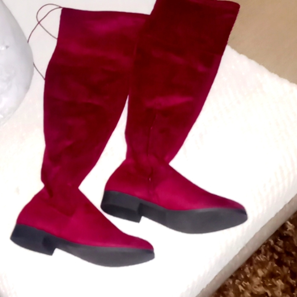I'm selling some burgundy boots it go up and pass your knees very comfortable